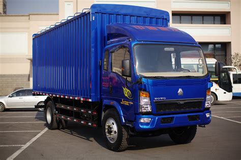 China Sinotruk HOWO 4X2 Light Duty Cargo Van Truck 6 Wheel Box Truck