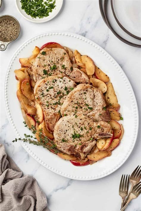 Juicy Pork Chops With Apples And Onions Easy Dinner Recipes