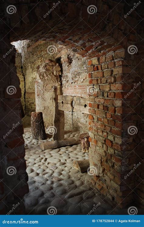 Chambre De Torture Dans Le Château Historique De Moyen Âge Fait En Grès Et Brique Photo Stock