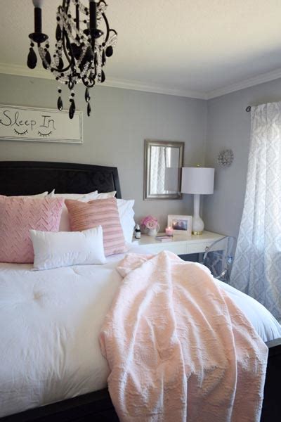 Pops of pink throughout this guest bedroom give it a sophisticated vibe. 75 Creative White Bedroom Ideas & Photos | Shutterfly