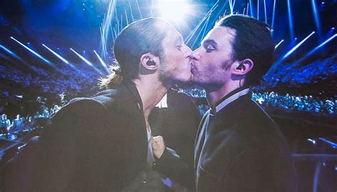 Bereich Darsteller Rentner Gay Kiss Eurovision Pfund Lampe Sprechen