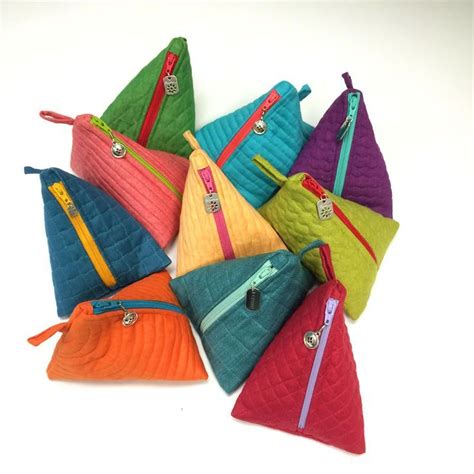 Free Instructions To Make This Cute And Quick Triangle Bag On The Moda