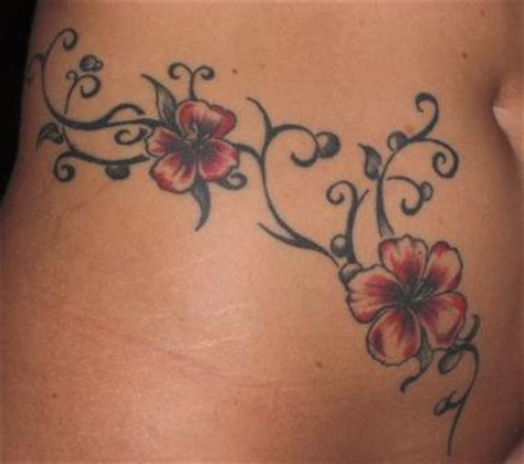 Hibiscus with butterfly | tatuaje de hibisco, diseños de tatuaje de flores, tatuajes. Hibiskus Blumen Tattoo Vorlagen Kostenlos