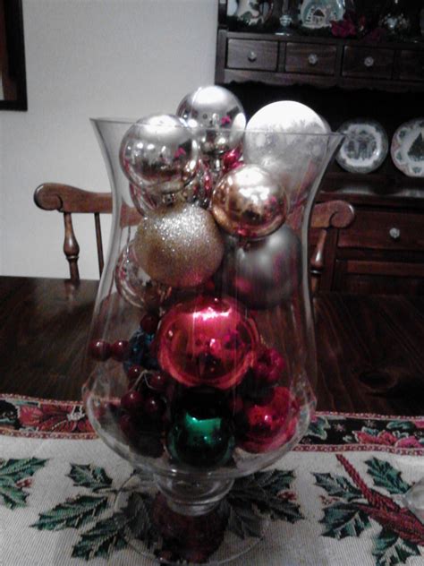 Diy Holiday Centerpiece Use A Glass Vase Some Vintage Or New Christmas Balls And Some Holly