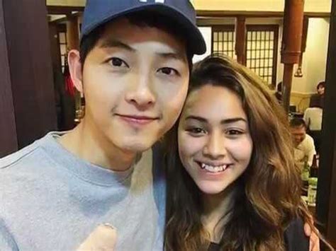 Uzun süredir song hye kyo'nun evlilik yüzüğünü takmamasının ardından alevlenen boşanma iddiaları 27 haziran'da song joong ki'nin seul aile mahkemesi'ne boşanmak için başvurusuyla resmiyete döküldü. DATING! Song Hye Kyo's Family Mother Father | Song Joong ...