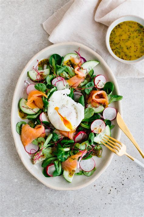 Salade met gerookte zalm en een gepocheerd eitje Recepten