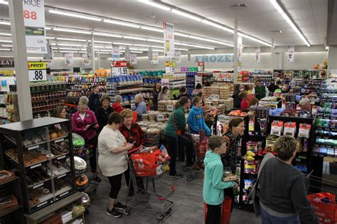 Customers respond to Hy-Vee opening in Holdrege | Hits 106 - The Tri
