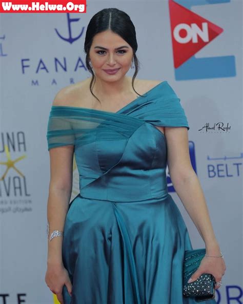 وهنادي مهنا هي ابنة الموسيقار هاني مهنا والذي شغل نصيب نقيب الموسيقيين من قبل، ووالدتها. صور - هنادي مهنا عارية الصدر والاكتاف بفستان فيروزي مثيرة