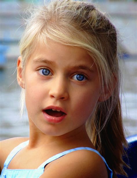 Black Child Model With Blue Eyes Fond Décran Maquette Blond