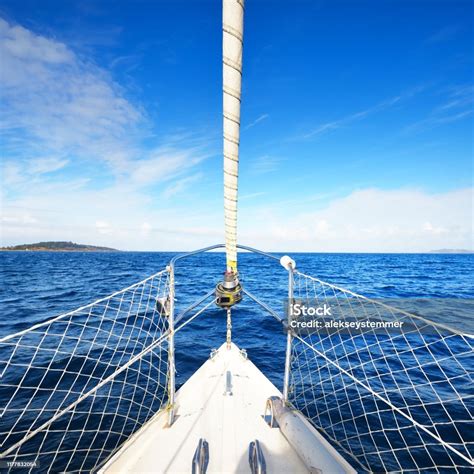 Pemandangan Dari Haluan Kapal Pesiar Dengan Pemandangan Laut Biru Yang