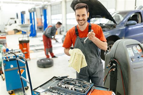 Car owners might not love dealer service departments, but independent mechanics do. 5 Mechanic Blogs All Auto Repair Shops Should Follow ...