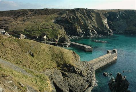 Mullion Harbour And Cliffs Cornwall Guide