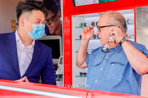 Semoga allah lanjutkan usia tuanku di dalam limpahan rahmat, kasih sayang dan kurnianya. Yayasan Sultan Ibrahim sumbang 2,500 cermin mata kepada ...