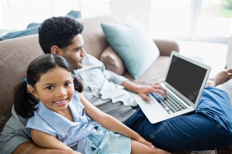 Padre E Hija Se Sentar Sobre Sofá Y Usar La Computadora Portátil