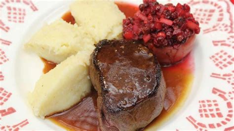 Tournedos Van Hert Veenbessen Knolselderpuree En Portosaus Vtm