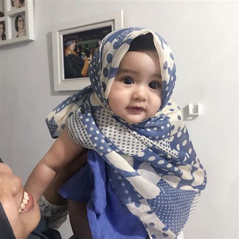 Artinya, jika anda mengumbar foto tidak berhijab di facebook misalnya itu sama saja anda sedang membuka aurat yang seharusnya ditutupi. Gambar Bayi Lucu Pake Jilbab - Jilbab Gucci