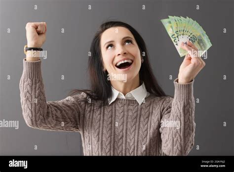 Mujer Con Dinero En Efectivo En La Mano Fotografías E Imágenes De Alta Resolución Alamy