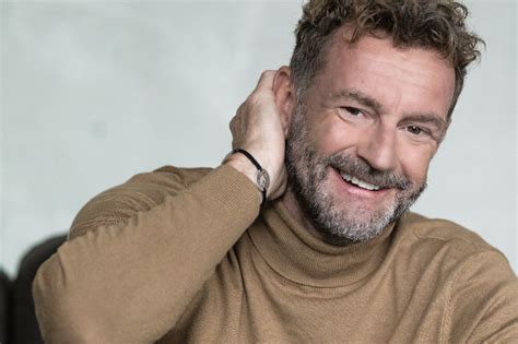 He wanted to express his feelings for his late wife, so he used his experience to write his first novel komt een vrouw bij de dokter (love life)1 3 years later in 2003. Kluun (56) over alter ego Stijn: 'Mijn leven is veel ...