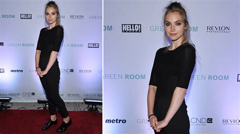 Imogen Poots Birthday Best Red Carpet Avatars Of The Outer Range Actress View Pics