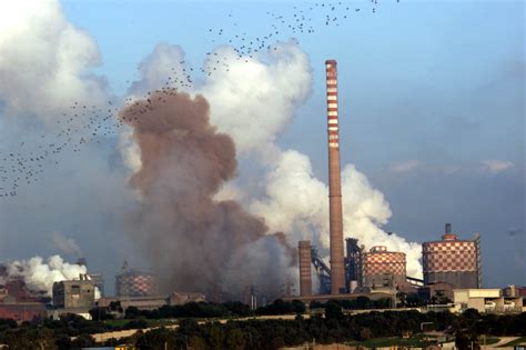 Per il sito di taranto, dove oltre al noto un impianto siderurgico ex ilva vi è anche una raffineria, un'area portuale e discariche, lo studio indica che per l'incidenza oncologica tra le cause per le quali vi è a. Ilva di Taranto, l'ambiente svenduto - Caratteri Liberi