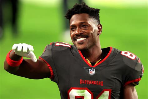Nfls Antonio Brown Signs One Year Contract Extension With The Tampa