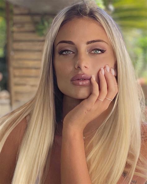 A dare la notizia della scomparsa dell'ex modella è stata la famiglia (la morte. Erika Crestini, influencer: "Nella comunicazione il ...