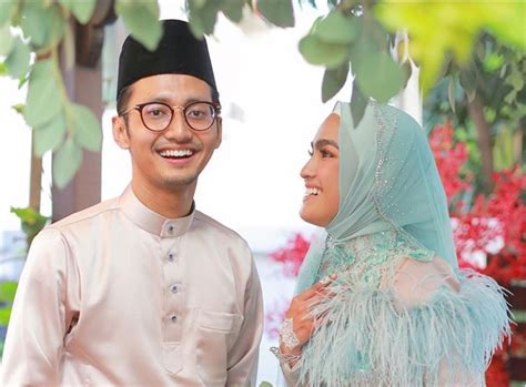 Tahun 2019 lalu, akhirnya faris memberanikan diri mempersunting elfira loy. FOTO Majlis Meriah Macam Kahwin - Pertunangan Elfira Loy ...