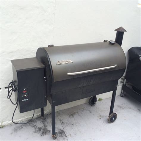 The entire unit needs to be connected to an electrical outlet for it to. What is a Pellet Grill/Smoker and How Do They Work ...