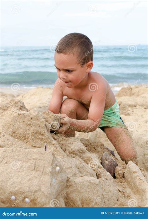 Bambino Che Gioca Con La Sabbia Sulla Spiaggia Immagine Stock Immagine Di Infanzia Nave