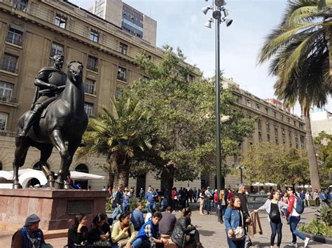 Estatua De Pedro De Valdivia Y Gente Caminando Por La Plaza De Armas De