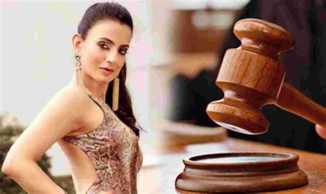 actress ameesha patel surrender in court अभिनेत्री अमीषा पटेल ने कोर्ट में किया सरेंडर जानिए