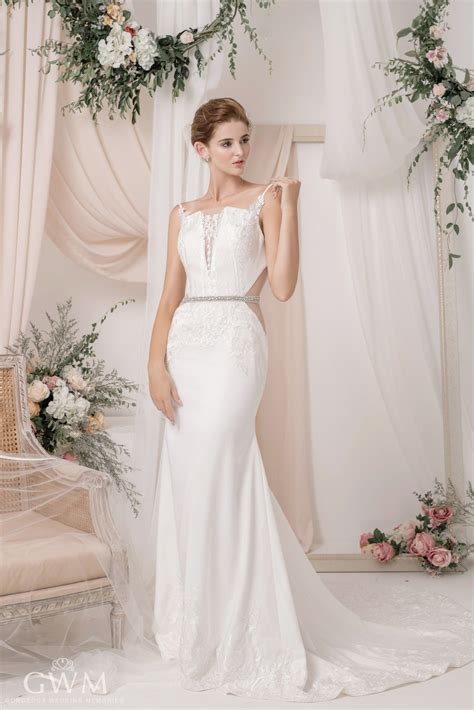 Gwm 1817 Plover Modern Lace Applique With Sheer Modesty Chest Panel On A Deep Plunge V Neckli