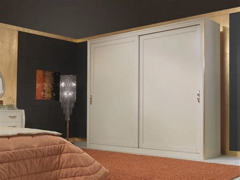 Du hast die wahl zwischen heller eiche, rötlicher buche und dunklem nussbaum. Kleiderschrank aus Holz, im klassischen Stil, mit ...