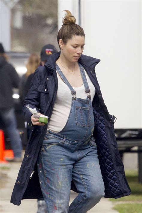 A Pregnant Jessica Biel Shows Off Baby Bump In New Orleans Celebuzz Latzhose Kleidung Promis