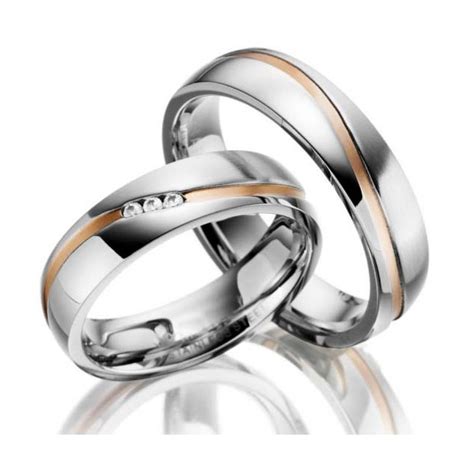 Las alianzas de matrimonio se llevan en la mano derecha. Las alianzas de acero y oro rosa están de moda ♥ Acero y Oro