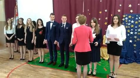 Uczniowie klasy 1hg przygotowali krótki film z okazji zakończenia roku szkolnego 2020/2021. W jaki sposób uczniowie otrzymają świadectwa za rok ...