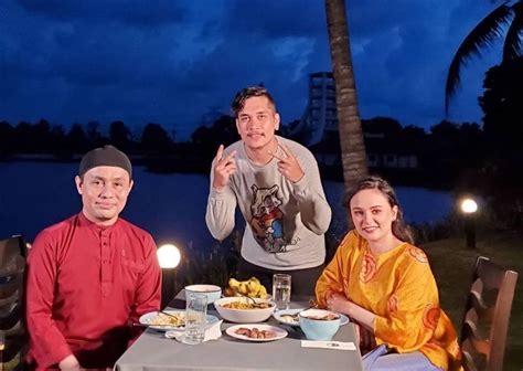 Pu azman tidak memaksa, tetapi bertanya terlebih dulu adakah saya yakin dengan allah dan terus menawarkan diri membantu (mengislamkan) selepas saya menyuarakan keinginan memeluk islam. "Suruh Isteri Anda Pakai Tudung…" Sarah Hildebrand Jumpa ...