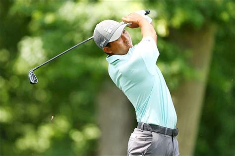 His father, a caddie, died in 2010. PGA火箭信貸菁英賽》抓鳥後入沙坑 小潘出師不利 - 自由體育