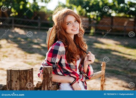 Rozochocony Piękny Młodej Kobiety Cowgirl Na Rancho Zdjęcie Stock Obraz Złożonej Z Rolnik