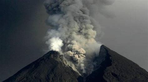 gunung merapi indonesia meletus tujuh kali dengan letusan gunung berapi dan abu