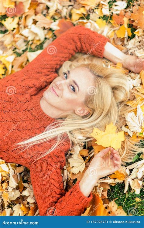 Belle Blonde Aux Yeux Bleus Au Parc Image Stock Image Du Anticipation Rêves 157026731