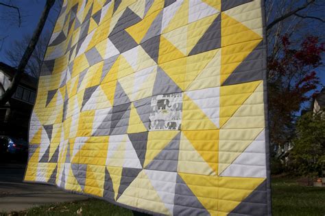 Birds of a feather ~ flock together! Momotaro Makes: Gray, Yellow, and White Baby Quilt