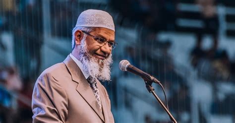 Dr zakir naik delivering a speech at the dubai peace conference 2014. Dr Zakir Naik dilarang berceramah di seluruh negara ...