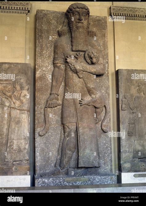 Figura De Gilgamesh Rey De Uruk Situada En El Palacio De Sargon Ii