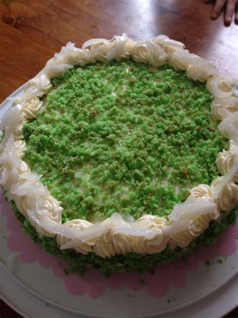 See more ideas about pandan, asian desserts, food. Pandan chiffon cake with fresh cream and cream cheese ...