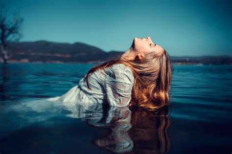 배경 화면 햇빛 야외 여성 여자들 모델 금발의 피사계 심도 바다 긴 머리 닫힌 눈 호수 물 반사 사진술