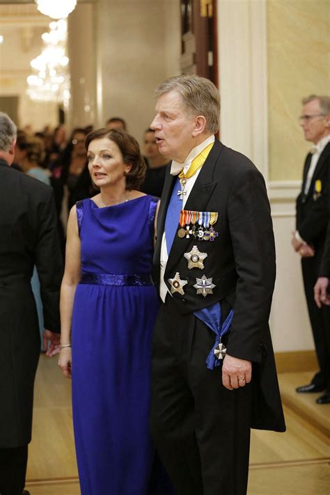 Eduskunnan uskotaan perjantaina hyväksyvän lopullisesti tartuntatautilain muutokset, joilla ulkomailta tuloa suomeen helpotetaan. Yli 50 kuvan jättipaketti! Linnan juhlien upeimmat puvut ...