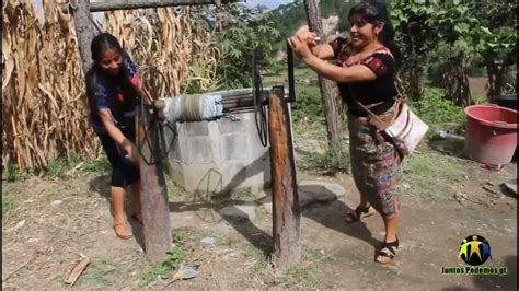 Mujeres Trabajadoras Sacando Agua De Un Pozo YouTube