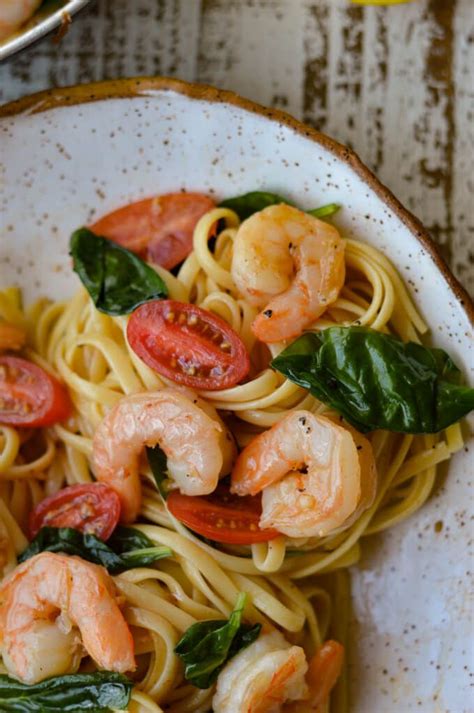 It features walnuts, peas, and prosciutto alongside seapak® shrimp! Shrimp Scampi Pasta with Spinach and Cherry Tomatoes ...