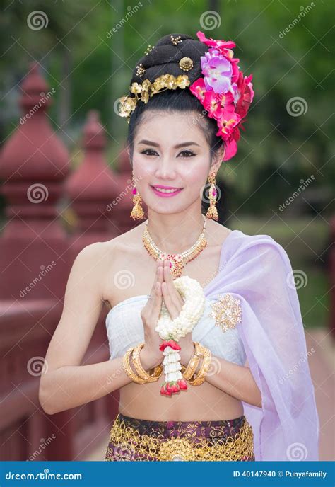 Mujer Tailandesa En El Traje Tradicional De Tailandia Foto De Archivo Imagen De Antiguo